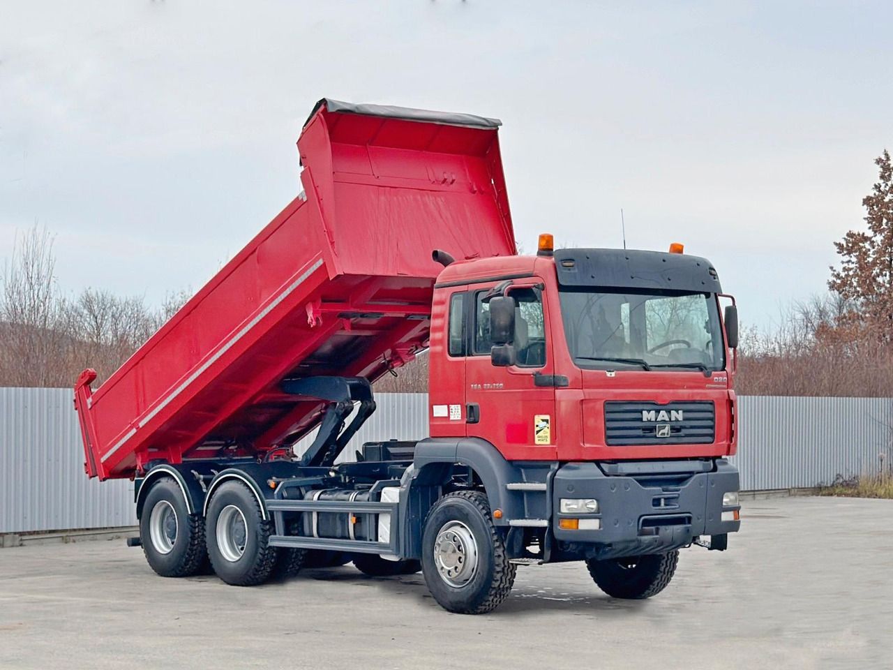 MAN TGA 33.350 * BORDMATIC *6x4 * TOPZUSTAND - Truk jungkit, Truk derek: gambar 2 MAN TGA 33.350 * BORDMATIC *6x4 * TOPZUSTAND - Truk jungkit, Truk derek: gambar 2