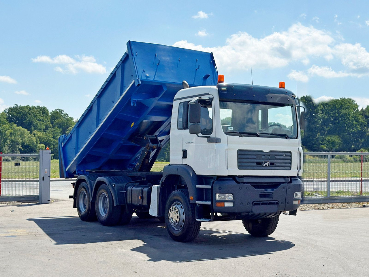 MAN TGA 33.360 * KIPPER 5,20 m + BORDMATIC / 6x4*TOP - Truk jungkit, Truk derek: gambar 2 MAN TGA 33.360 * KIPPER 5,20 m + BORDMATIC / 6x4*TOP - Truk jungkit, Truk derek: gambar 2