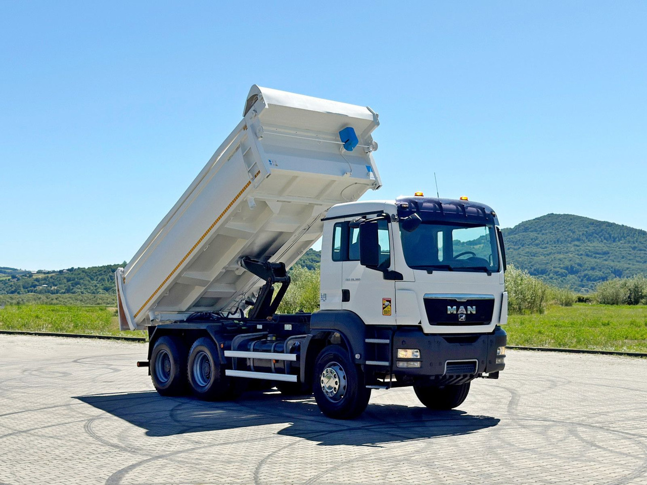 MAN TGS 26.360 Kipper 5,20 m + BORDMATIC / 6x4 - Truk jungkit, Truk derek: gambar 1 MAN TGS 26.360 Kipper 5,20 m + BORDMATIC / 6x4 - Truk jungkit, Truk derek: gambar 1