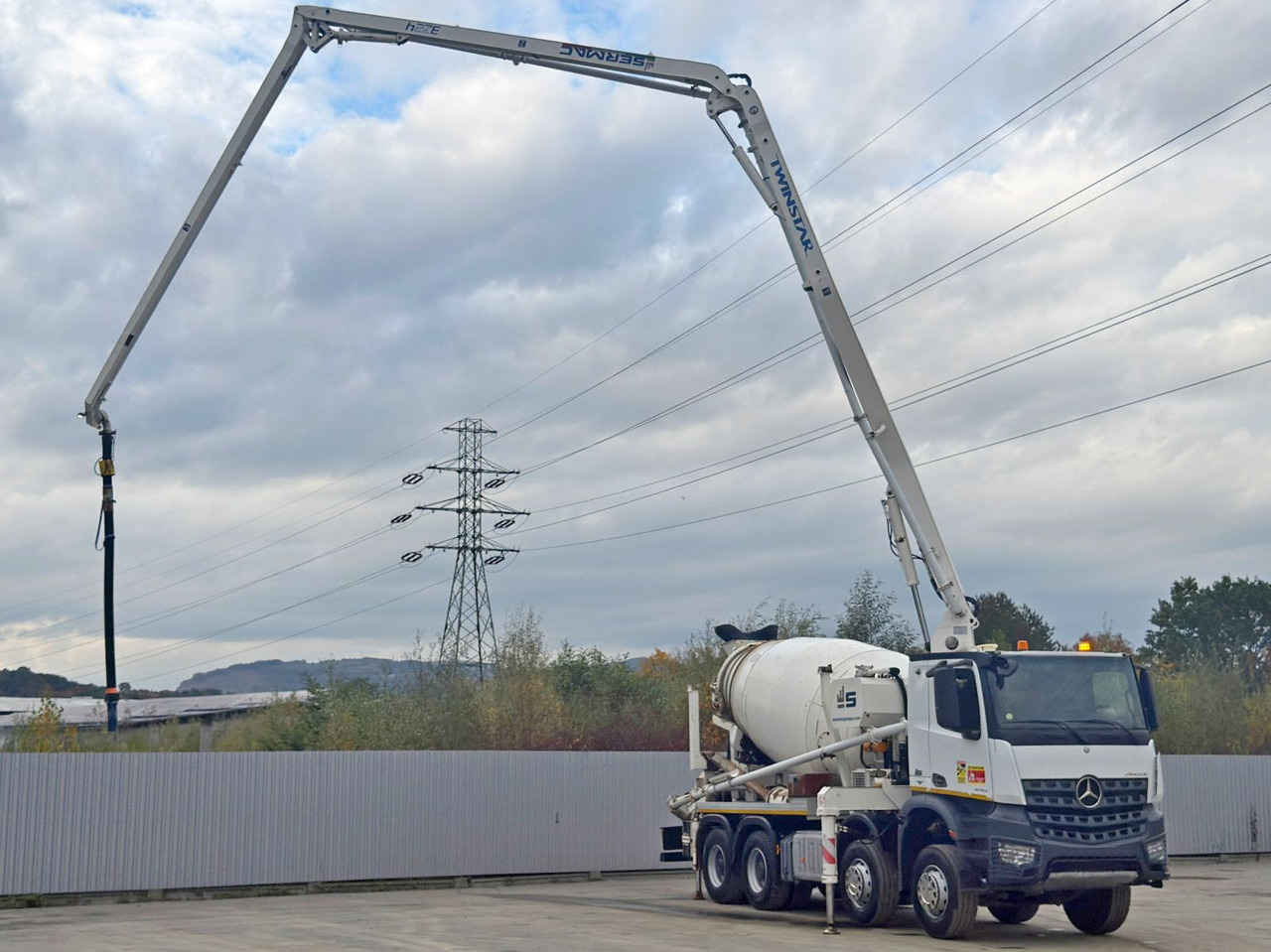 Mercedes-Benz AROCS 3743 * Betonpumpe + FUNK * 8x4 * TOP - Truk pompa beton: gambar 3 Mercedes-Benz AROCS 3743 * Betonpumpe + FUNK * 8x4 * TOP - Truk pompa beton: gambar 3