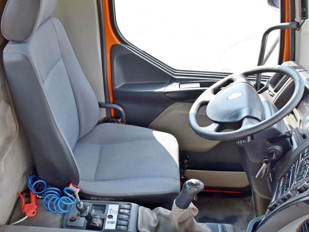 Interior photo 1: Leasing Renault Kerax 370 DXI * Kipper 5,80 m * Bordmatic * 8x4! Renault Kerax 370 DXI * Kipper 5,80 m * Bordmatic * 8x4! Renault Kerax 370 DXI * Kipper 5,80 m * Bordmatic * 8x4! Renault Kerax 370 DXI * Kipper 5,80 m * Bordmatic * 8x4!