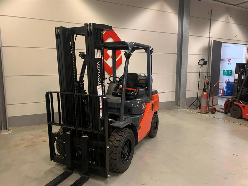 Toyota 02-8FGF30 - Forklift LPG: gambar 4 Toyota 02-8FGF30 - Forklift LPG: gambar 4