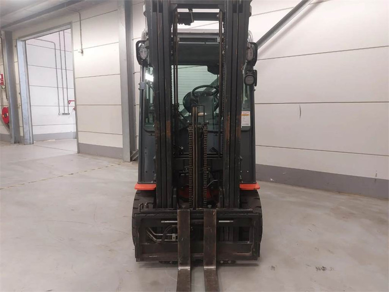 Toyota 8FBMKT25 - Forklift listrik: gambar 5 Toyota 8FBMKT25 - Forklift listrik: gambar 5