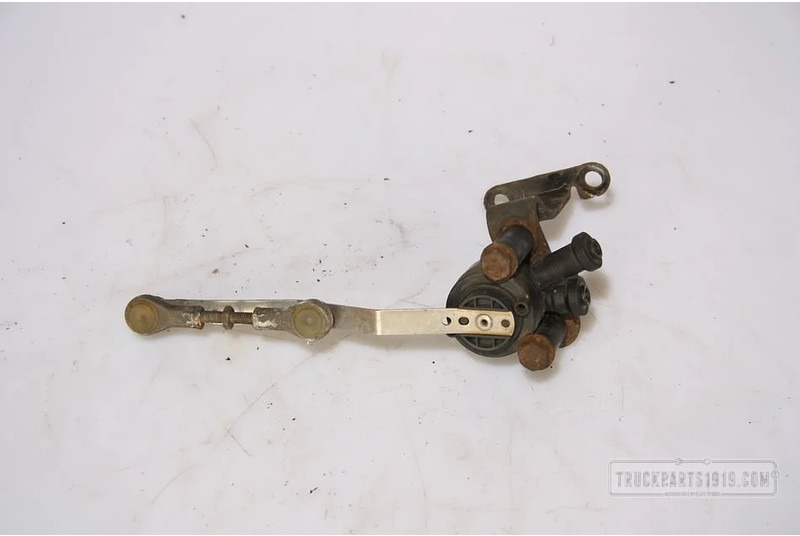Iveco Body & Chassis Parts Hoogteregelaar Iveco Used - Suspensi kabin untuk Truk: gambar 1 Iveco Body & Chassis Parts Hoogteregelaar Iveco Used - Suspensi kabin untuk Truk: gambar 1