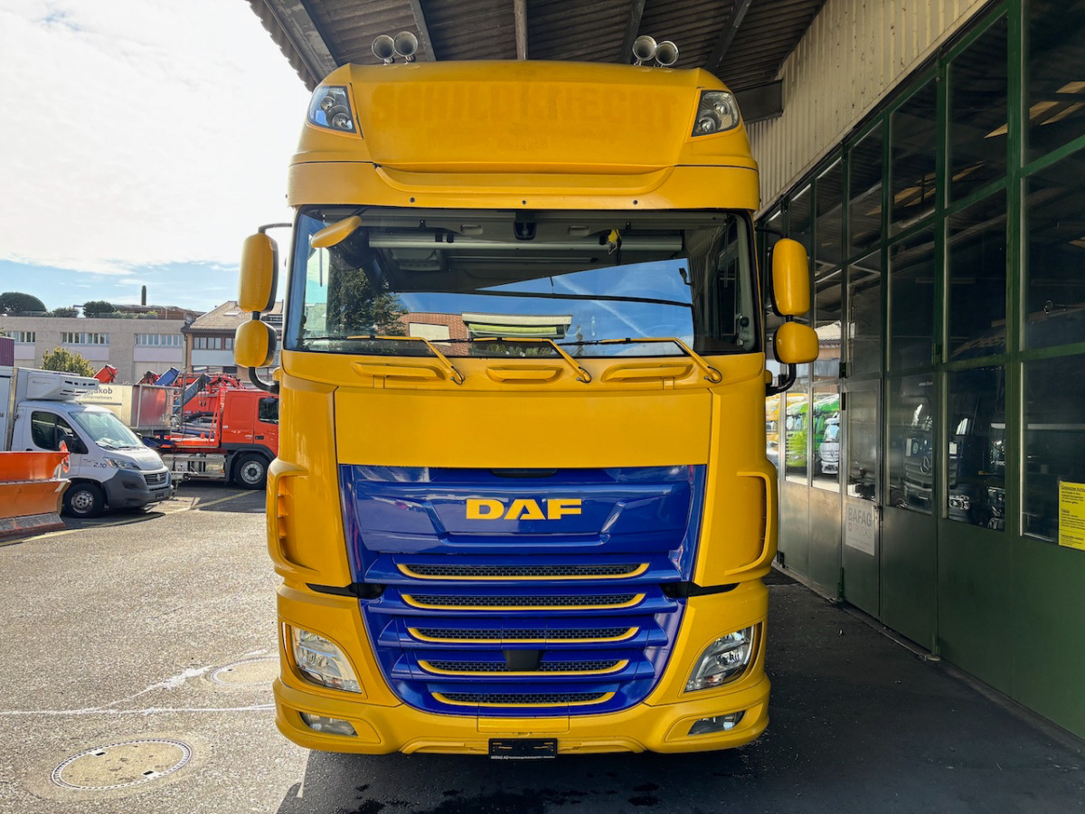 DAF FAN XF 530 LD 6x2 - Truk dengan terpal samping: gambar 3 DAF FAN XF 530 LD 6x2 - Truk dengan terpal samping: gambar 3
