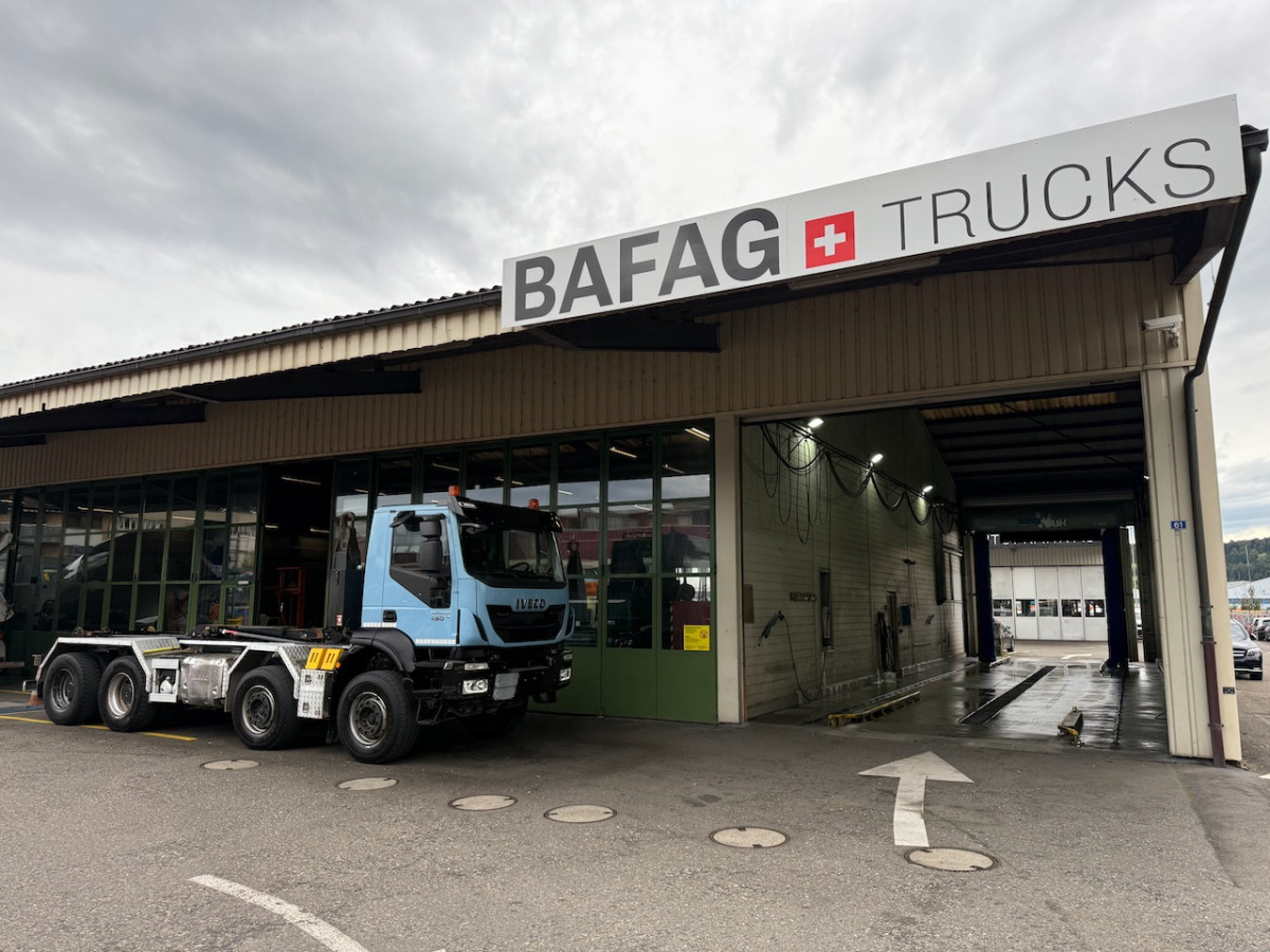 IVECO 340T45 Trakker 8x4 - Hook lift: gambar 2 IVECO 340T45 Trakker 8x4 - Hook lift: gambar 2