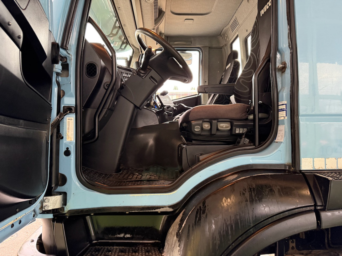 IVECO 340T45 Trakker 8x4 - Hook lift: gambar 5 IVECO 340T45 Trakker 8x4 - Hook lift: gambar 5