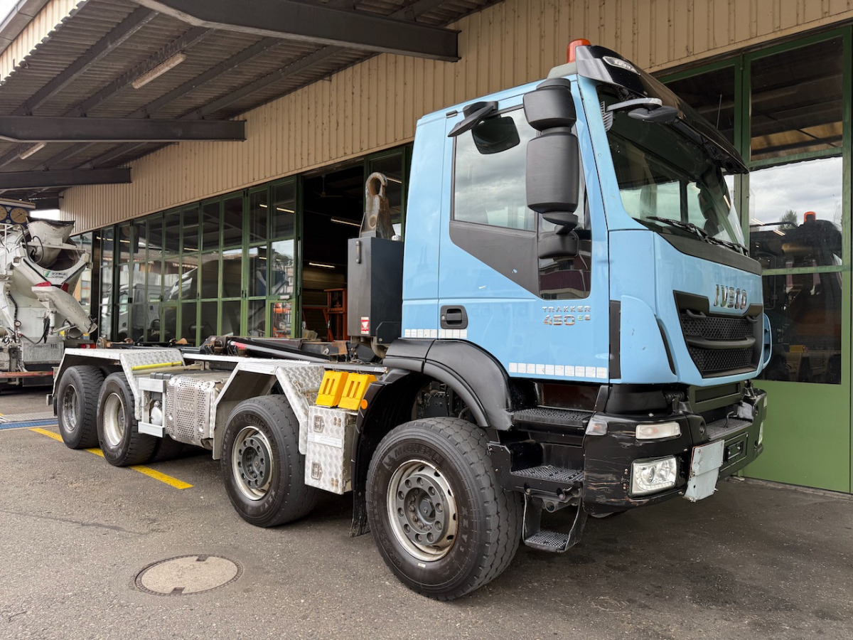IVECO 340T45 Trakker 8x4 - Hook lift: gambar 1 IVECO 340T45 Trakker 8x4 - Hook lift: gambar 1