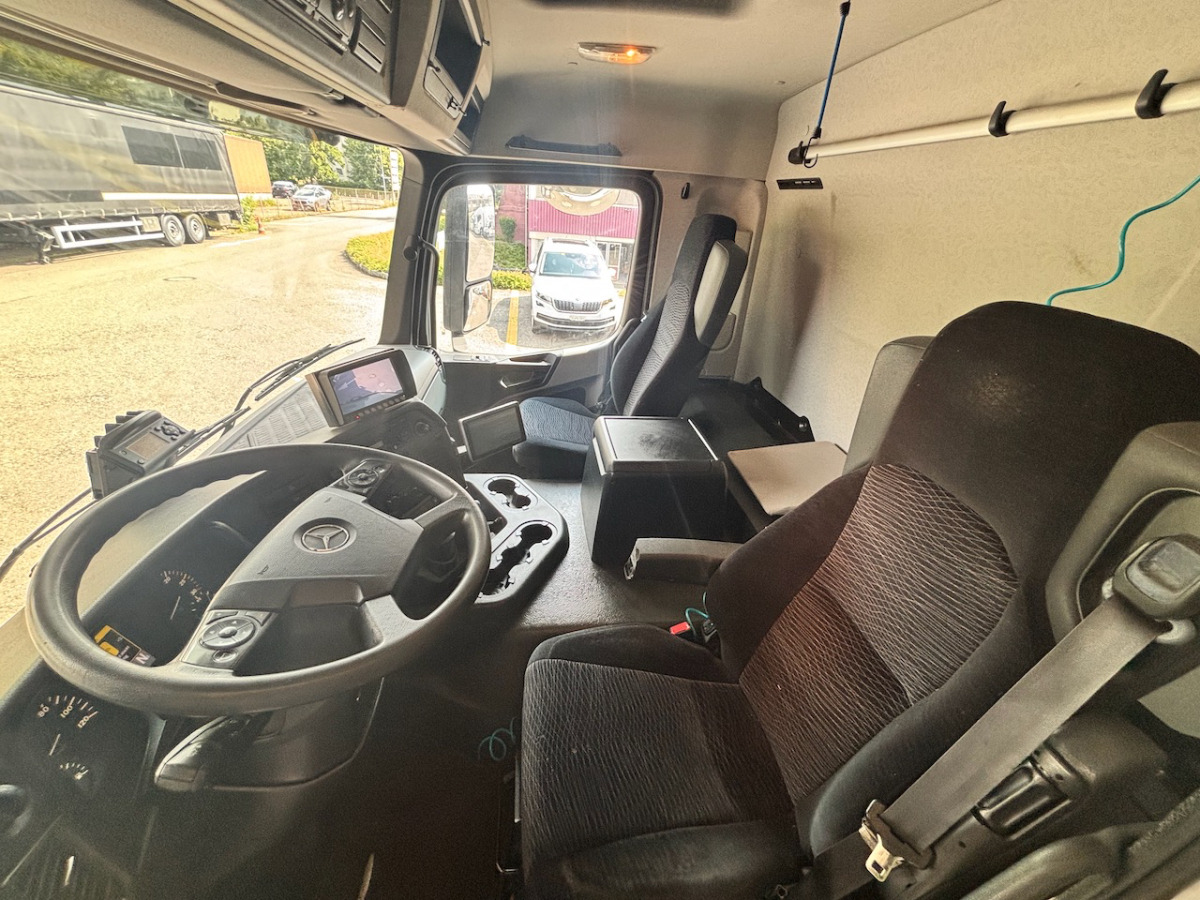 MERCEDES Antos 1824 - Truk box: gambar 4 MERCEDES Antos 1824 - Truk box: gambar 4