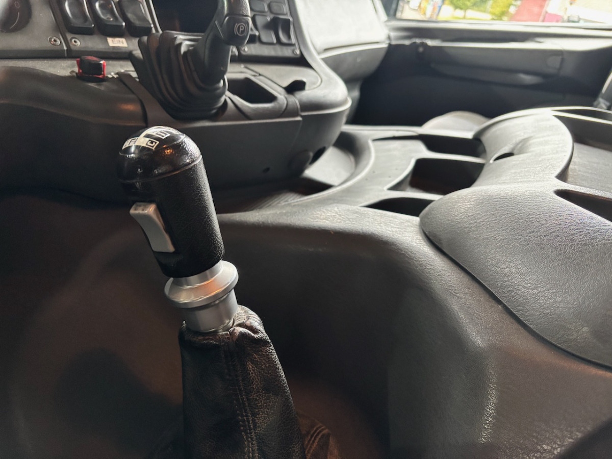 SCANIA P124CB8x4 - Truk pengaduk beton: gambar 5 SCANIA P124CB8x4 - Truk pengaduk beton: gambar 5