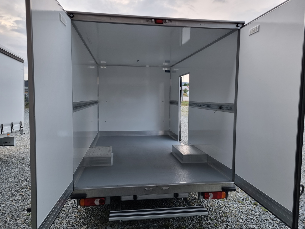 Renault Master 170 Koffer Platform Tiefrahmen - Van box: gambar 4 Renault Master 170 Koffer Platform Tiefrahmen - Van box: gambar 4
