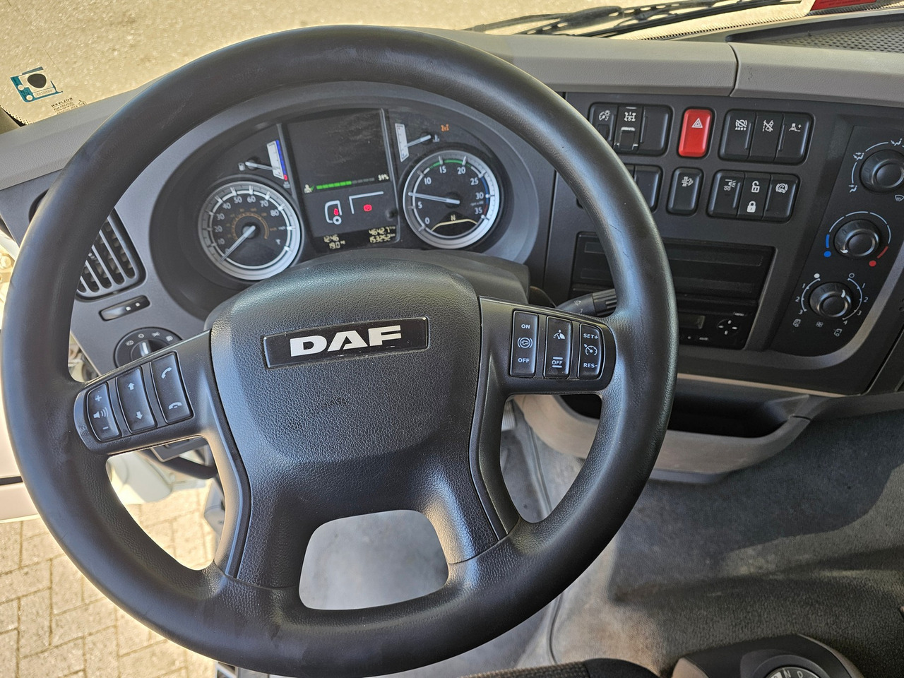 DAF LF 220 Euro 6 - Truk skip loader: gambar 5 DAF LF 220 Euro 6 - Truk skip loader: gambar 5