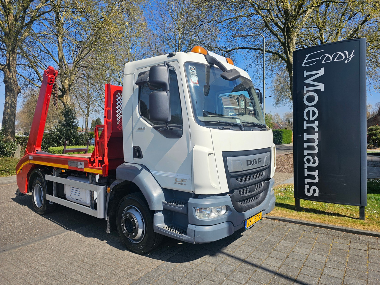 DAF LF 220 Euro 6 - Truk skip loader: gambar 1 DAF LF 220 Euro 6 - Truk skip loader: gambar 1