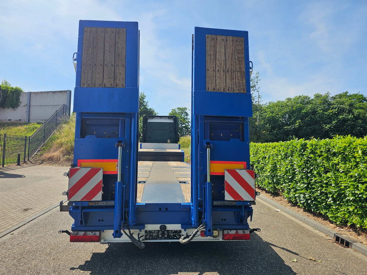 Kässbohrer LB3E With Hydraulic Flip Ramps - Semi-trailer low bed: gambar 5 Kässbohrer LB3E With Hydraulic Flip Ramps - Semi-trailer low bed: gambar 5