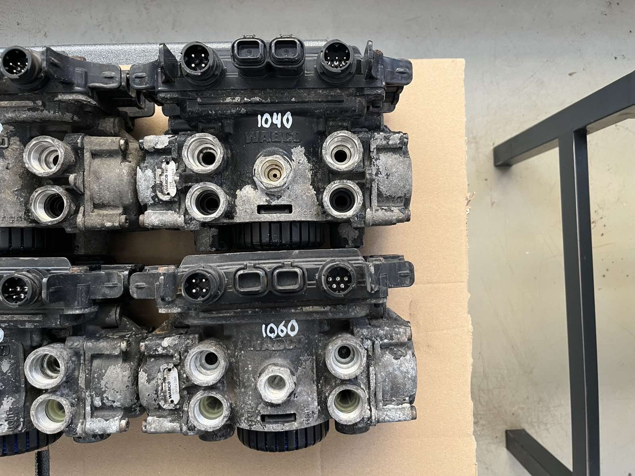 EBS AXLE MODULATOR 2 MAN TGA-TGM-TGL - Bagian Rem untuk Truk: gambar 4 EBS AXLE MODULATOR 2 MAN TGA-TGM-TGL - Bagian Rem untuk Truk: gambar 4