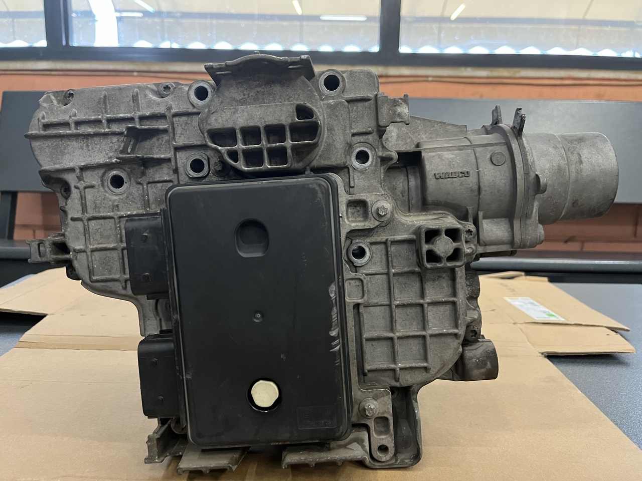 TRANSMISSION POSITIONER SHIFTING CYLINDER WITH CONTROL MODULE G211-12-ACTROS MP4 - Gearbox dan bagiannya untuk Truk: gambar 2 TRANSMISSION POSITIONER SHIFTING CYLINDER WITH CONTROL MODULE G211-12-ACTROS MP4 - Gearbox dan bagiannya untuk Truk: gambar 2