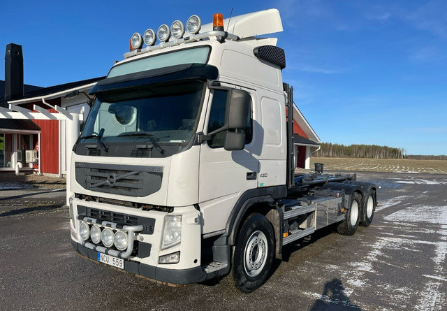 Volvo FM460 6X4 KOUKKUAUTO - Hook lift: gambar 3 Volvo FM460 6X4 KOUKKUAUTO - Hook lift: gambar 3
