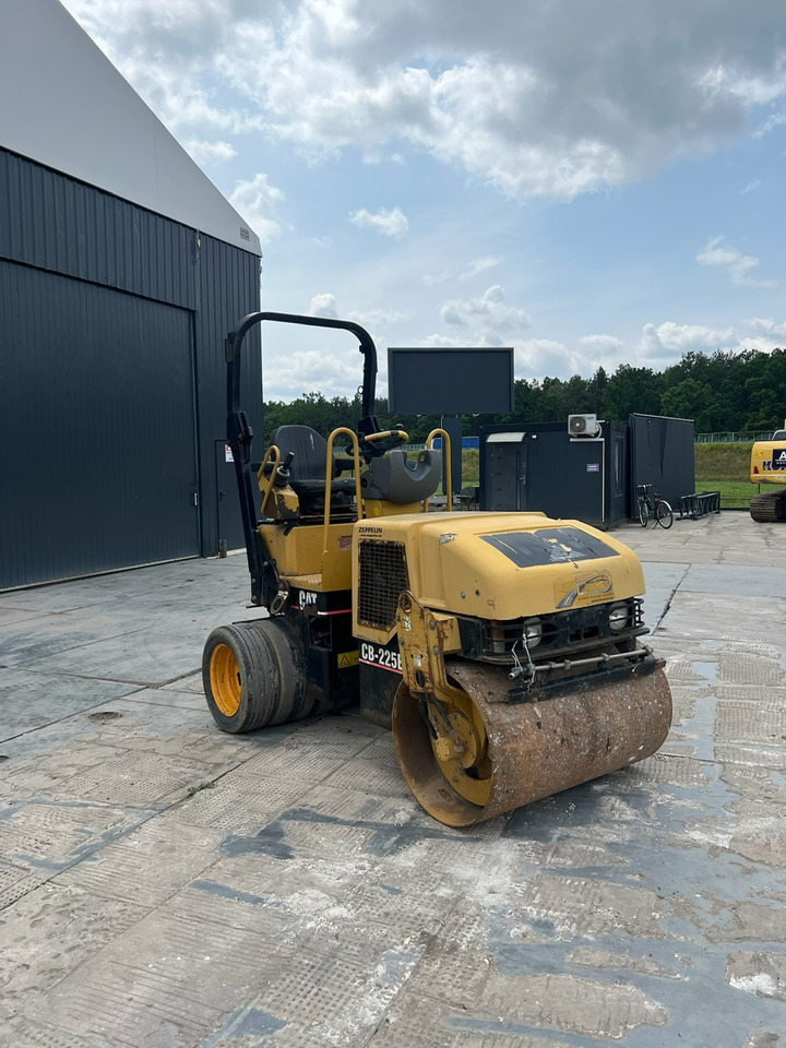 CATERPILLAR CB-225E - Roller: gambar 4 CATERPILLAR CB-225E - Roller: gambar 4