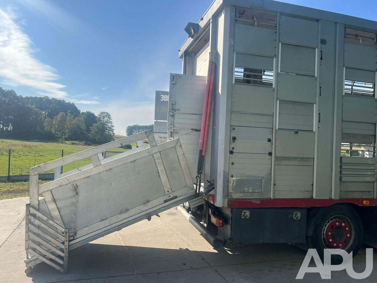 Truk pengangkut hewan Volvo Fm 410 DO PRZEWOZU BYDŁA: gambar 12 Truk pengangkut hewan Volvo Fm 410 DO PRZEWOZU BYDŁA: gambar 12