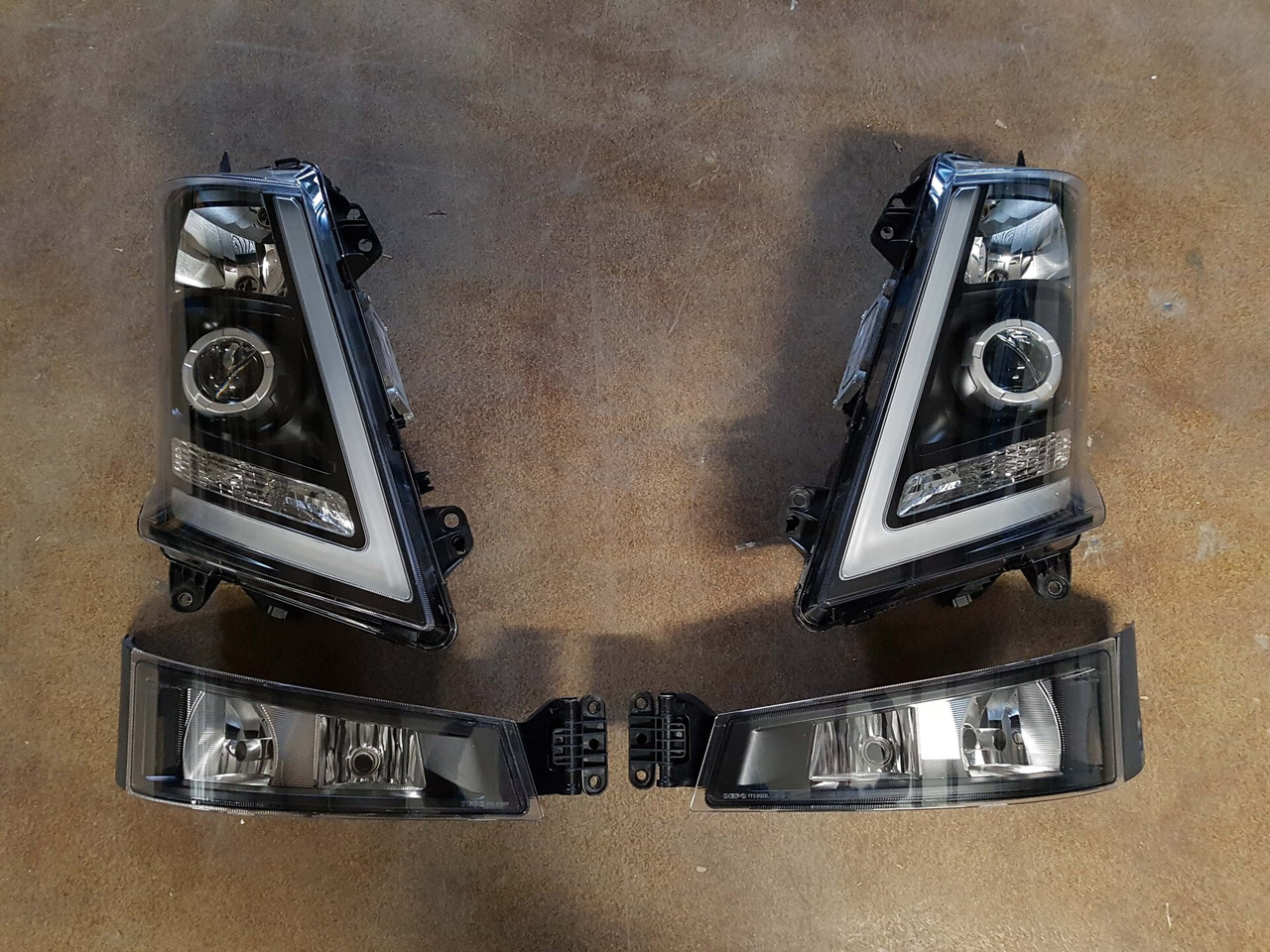 COMPLETE SET VOOR VOLVO FH4 (FH16 LOOK) DEPO XENON KOPLAMPEN + MISTLAMPEN LINKS EN RECHTS. 000126 - Lampu kabut untuk Truk: gambar 1 COMPLETE SET VOOR VOLVO FH4 (FH16 LOOK) DEPO XENON KOPLAMPEN + MISTLAMPEN LINKS EN RECHTS. 000126 - Lampu kabut untuk Truk: gambar 1