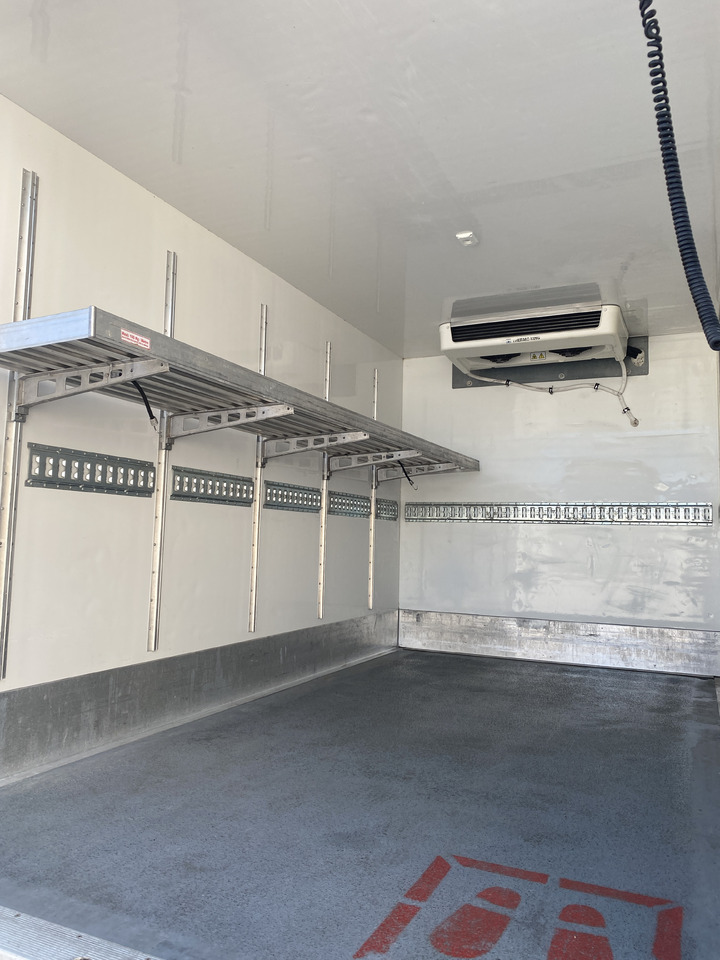 Mercedes Sprinter - Van berpendingin: gambar 2 Mercedes Sprinter - Van berpendingin: gambar 2