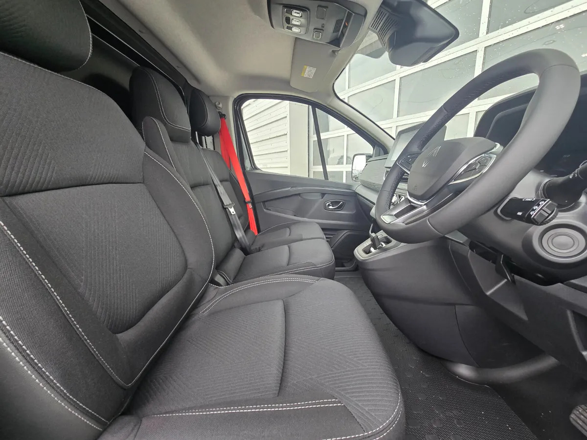 Van panel baru NEW Renault Trafic Exclusive 170BHP/150BHP Auto Black: gambar 6