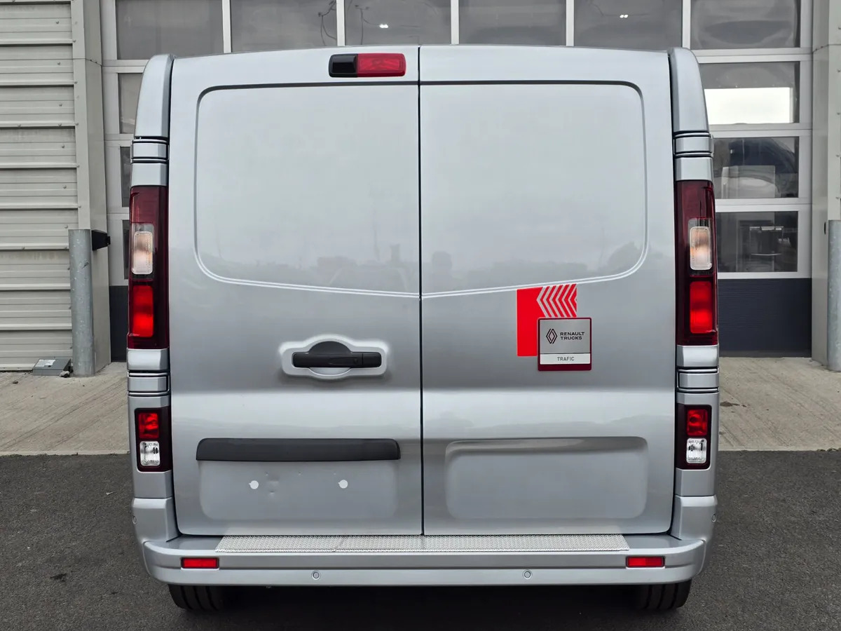 NEW Renault Trafic Exclusive 170BHP/150BHP Auto Highland Silver - Van panel: gambar 3 NEW Renault Trafic Exclusive 170BHP/150BHP Auto Highland Silver - Van panel: gambar 3