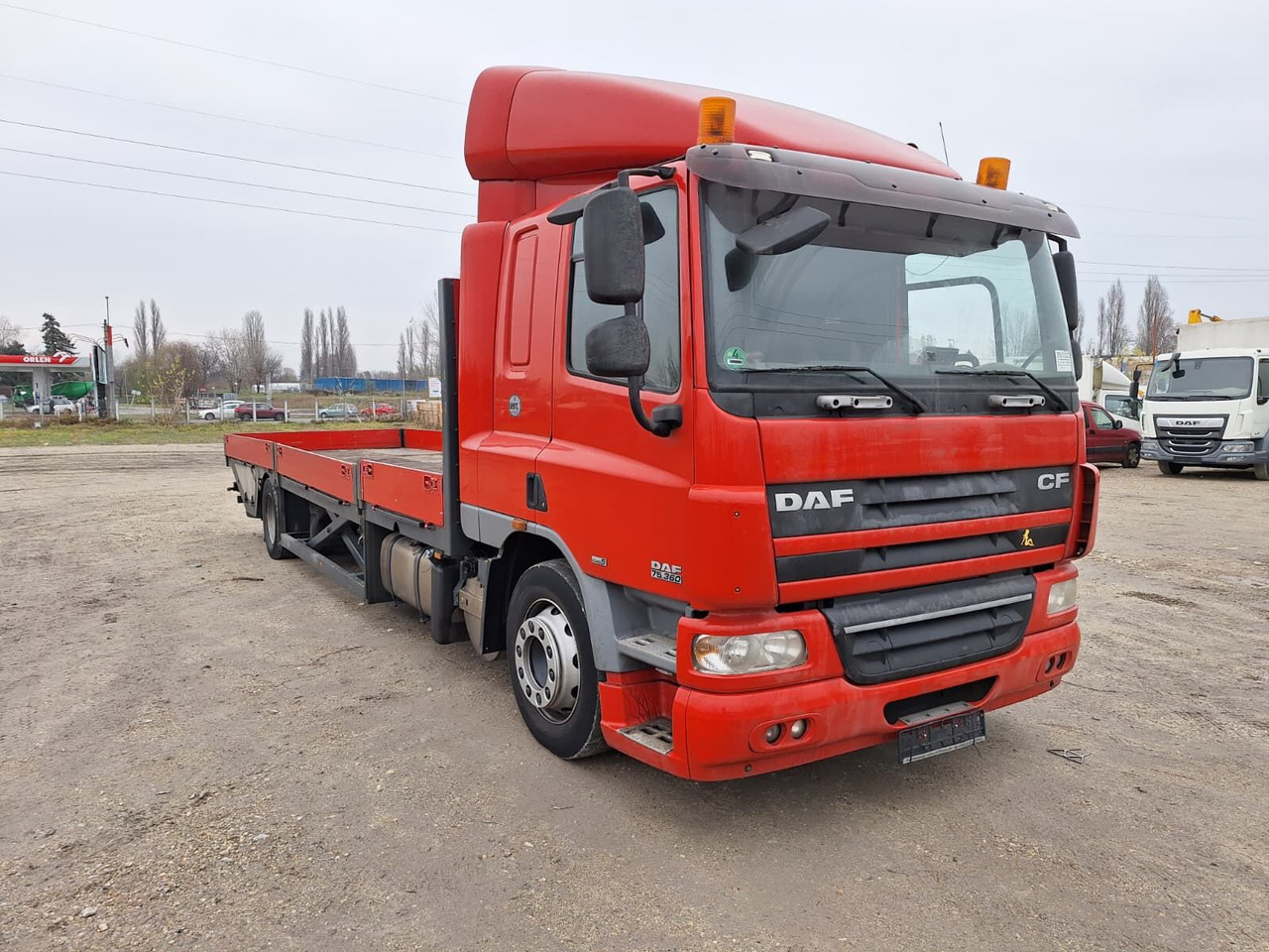DAF 75.360 - machine transport trailer - Truk flatbed: gambar 1 DAF 75.360 - machine transport trailer - Truk flatbed: gambar 1