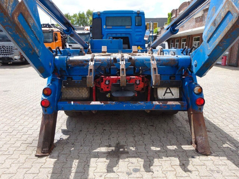 Pengangkut kontainer/ Container truck MAN TGA 26.400 - Skip loader: gambar 11