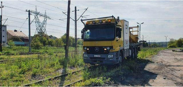 Mercedes-Benz 3344 SRT SCHÖRLING Road Rail Railway Zweiweg - Platform udara yang dipasang di truk: gambar 4 Mercedes-Benz 3344 SRT SCHÖRLING Road Rail Railway Zweiweg - Platform udara yang dipasang di truk: gambar 4