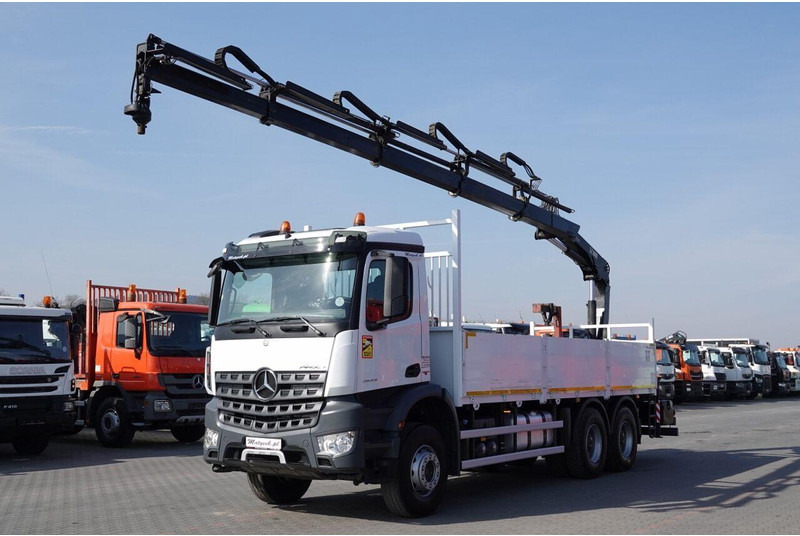 Mercedes-Benz AROCS 2643 / 6x4 / SKRZYNIOWY- 6,8 m / + HDS HIAB 144 wysów: 13 - Truk flatbed, Truk derek: gambar 2 Mercedes-Benz AROCS 2643 / 6x4 / SKRZYNIOWY- 6,8 m / + HDS HIAB 144 wysów: 13 - Truk flatbed, Truk derek: gambar 2