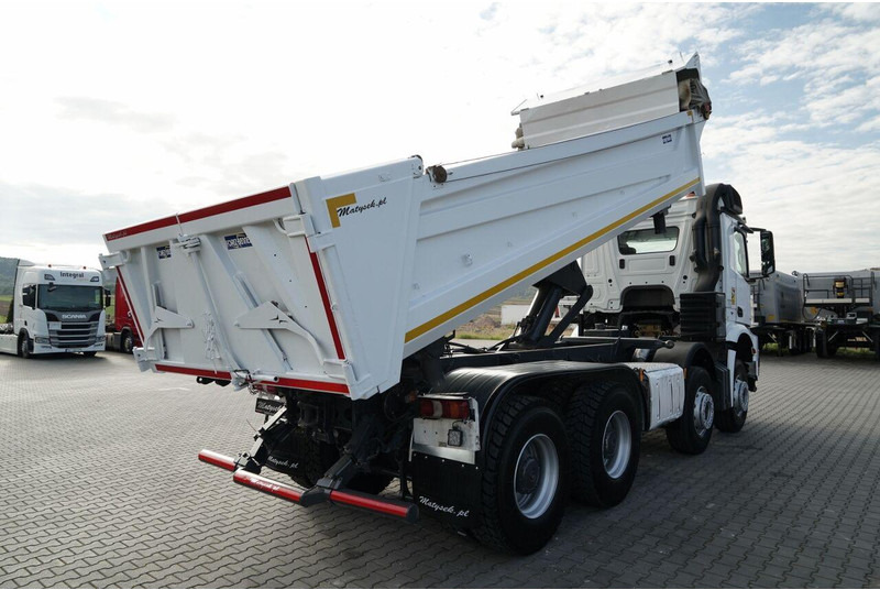 Mercedes-Benz AROCS 3243 / 8x4 / WYWROTKA DWUSTRONNA / HYDROBURTA / BORDMATIC - Truk jungkit: gambar 4 Mercedes-Benz AROCS 3243 / 8x4 / WYWROTKA DWUSTRONNA / HYDROBURTA / BORDMATIC - Truk jungkit: gambar 4