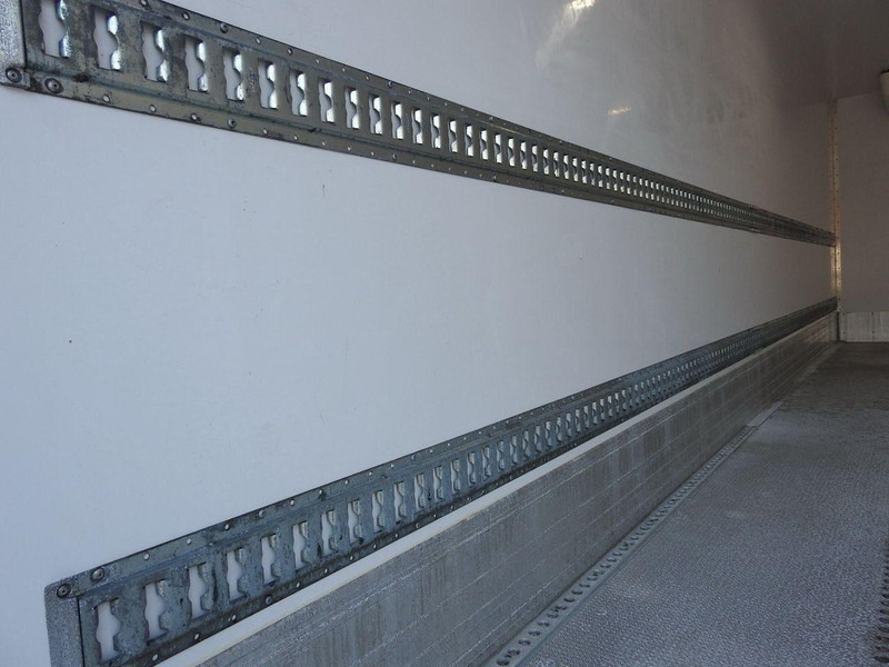 Truk berpendingin Mercedes-Benz ATEGO 12.24 KONTENER CHŁODNIA -10*C WINDA 16 PALET FUNKCJA GRZAN: gambar 13 Truk berpendingin Mercedes-Benz ATEGO 12.24 KONTENER CHŁODNIA -10*C WINDA 16 PALET FUNKCJA GRZAN: gambar 13