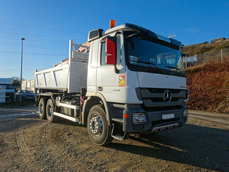 Mercedes-Benz Actros 3336 6x4 Three sided Tipper + Crane FASSI F155A.0.22 - Truk jungkit, Truk derek: gambar 2 Mercedes-Benz Actros 3336 6x4 Three sided Tipper + Crane FASSI F155A.0.22 - Truk jungkit, Truk derek: gambar 2