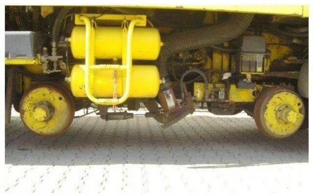 Mercedes-Benz SK 1820 4x2 Schienenreinigungs Kehrmaschine RAIL - Penyapu jalan: gambar 2 Mercedes-Benz SK 1820 4x2 Schienenreinigungs Kehrmaschine RAIL - Penyapu jalan: gambar 2