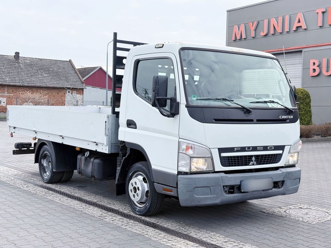 Mitsubishi Fuso Canter - Van flatbed: gambar 5 Mitsubishi Fuso Canter - Van flatbed: gambar 5