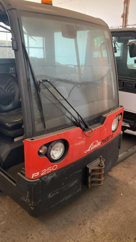 Linde Electric Tug P250 - Traktor derek: gambar 1 Linde Electric Tug P250 - Traktor derek: gambar 1