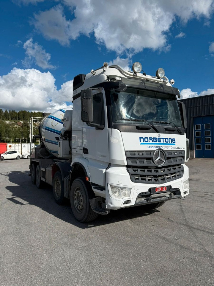 Mercedes-Benz 3251 / 9 m3 mixer + Liebher 12+4 - Truk pengaduk beton: gambar 1 Mercedes-Benz 3251 / 9 m3 mixer + Liebher 12+4 - Truk pengaduk beton: gambar 1