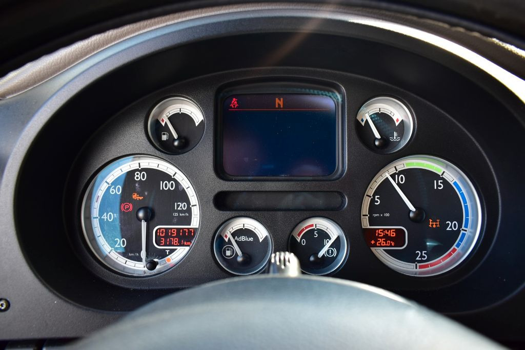 Truk derek, Truk flatbed DAF XF 105.410 4x2 FASSI F 190 Trailer: gambar 13 Truk derek, Truk flatbed DAF XF 105.410 4x2 FASSI F 190 Trailer: gambar 13