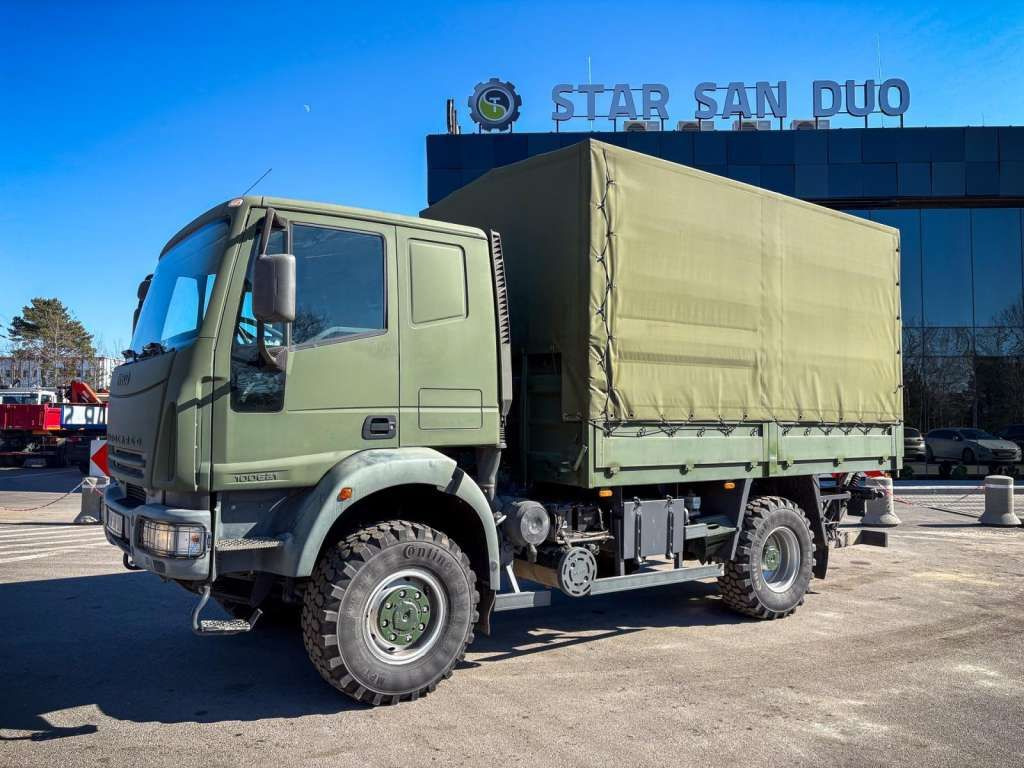 Iveco EUROCARGO 4x4 Offroad Camper Winde - Truk dengan terpal samping: gambar 3 Iveco EUROCARGO 4x4 Offroad Camper Winde - Truk dengan terpal samping: gambar 3