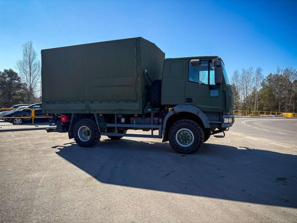 Iveco EUROCARGO 4x4 Offroad Camper Winde - Truk dengan terpal samping: gambar 5 Iveco EUROCARGO 4x4 Offroad Camper Winde - Truk dengan terpal samping: gambar 5