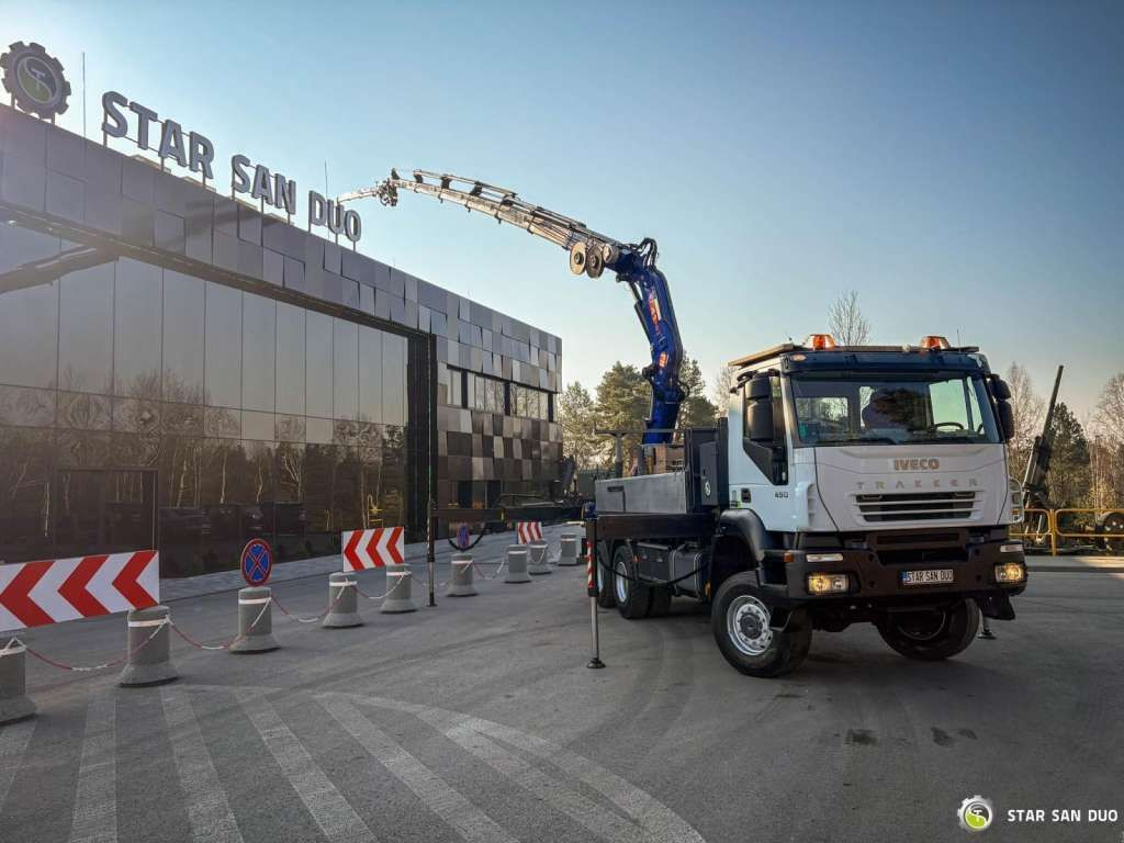Iveco TRAKKER 450 6x6 PM41S FLY JIB Crane Kipper - Truk derek: gambar 3 Iveco TRAKKER 450 6x6 PM41S FLY JIB Crane Kipper - Truk derek: gambar 3