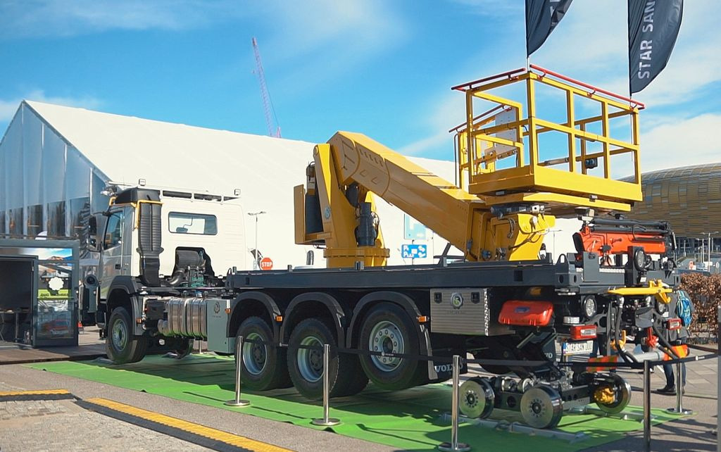 Pengangkut kontainer/ Container truck, Truk derek Volvo NEW FMX 8x4 RAIL ROAD SCHIENEN TWO WAY: gambar 11