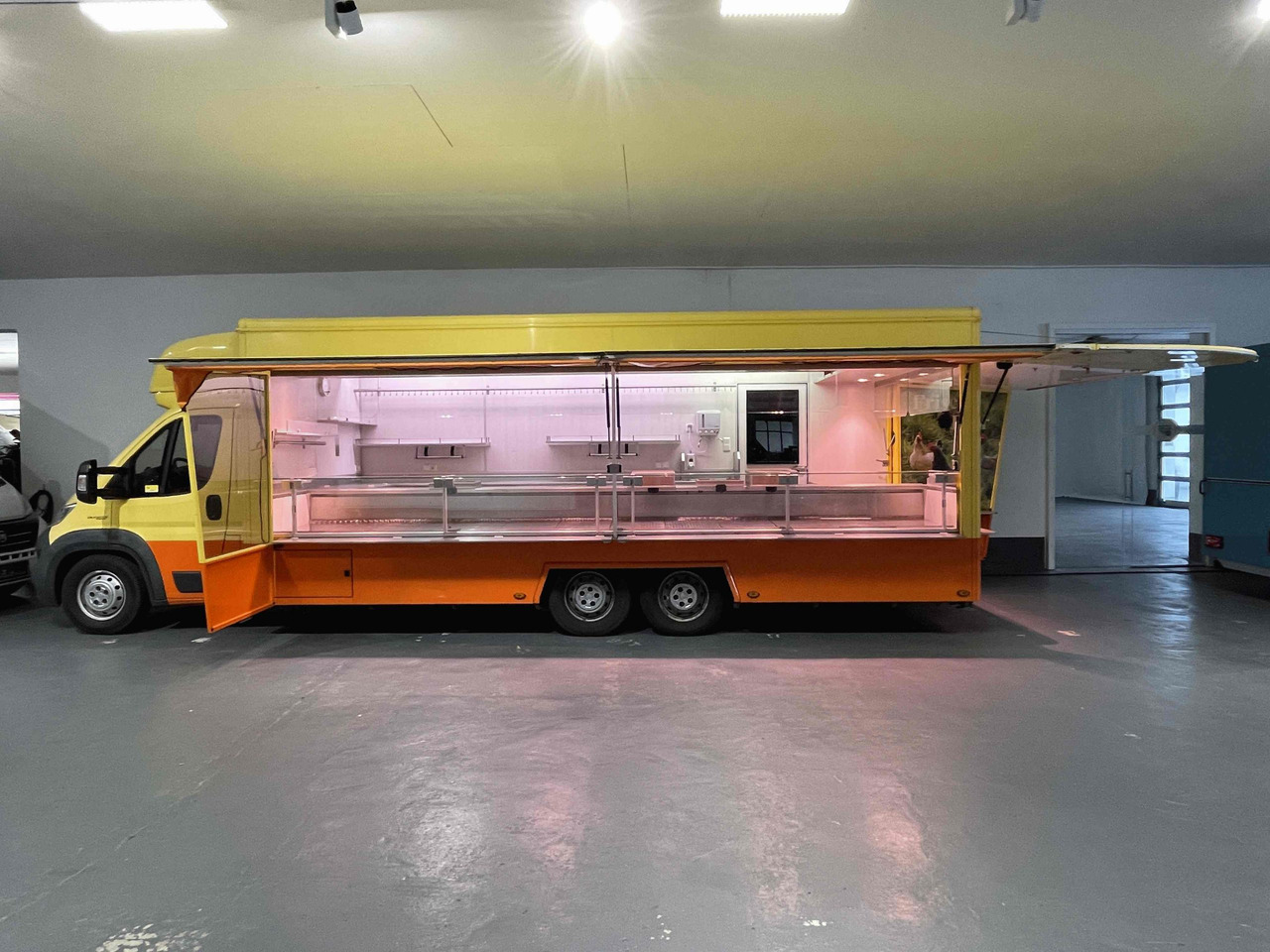 Truk penjual Wochenmarktmobil Esselmann: gambar 16 Truk penjual Wochenmarktmobil Esselmann: gambar 16