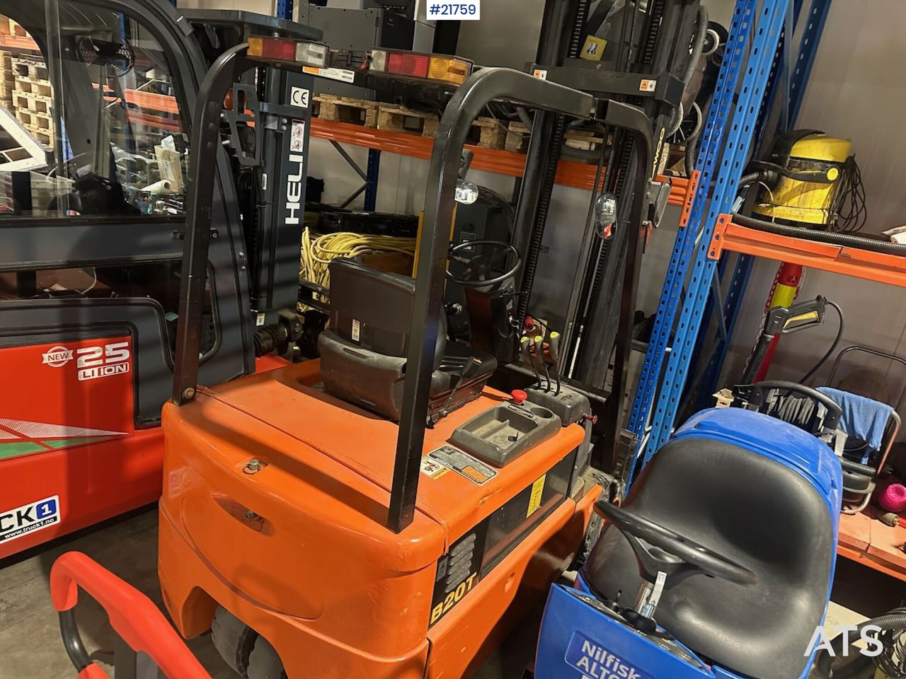 Daewoo B20T truck m/ 4,5 m løftehøyde - Semi-trailer low bed: gambar 1 Daewoo B20T truck m/ 4,5 m løftehøyde - Semi-trailer low bed: gambar 1