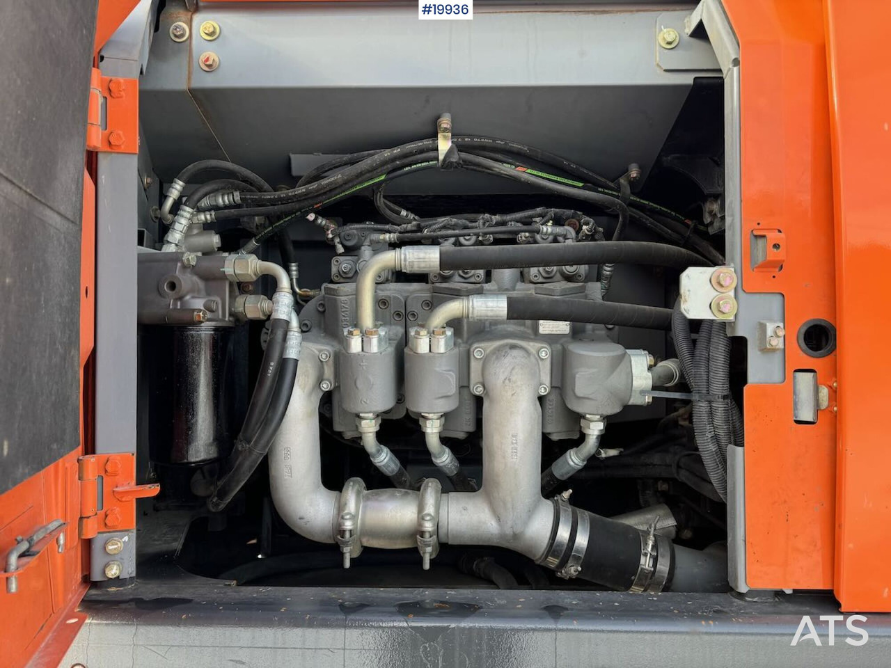 Ekskavator Hitachi ZX300LC-6: gambar 27