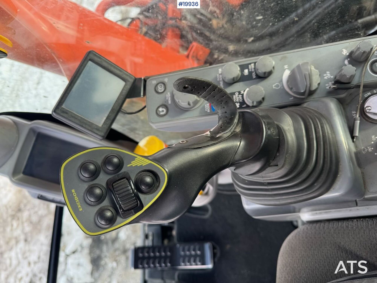 Ekskavator Hitachi ZX300LC-6: gambar 32
