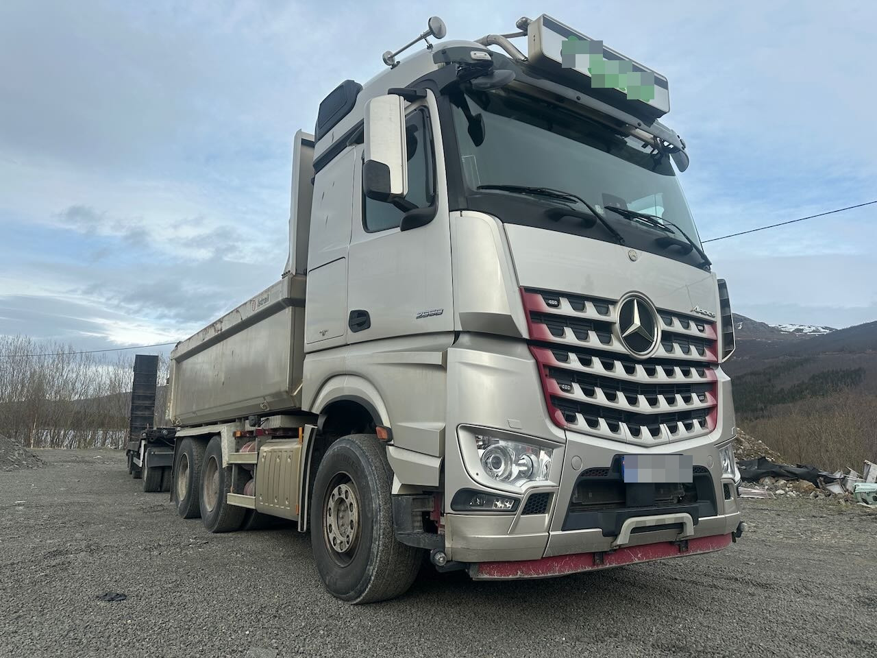 Mercedes Arocs 2658 - Truk jungkit: gambar 1 Mercedes Arocs 2658 - Truk jungkit: gambar 1