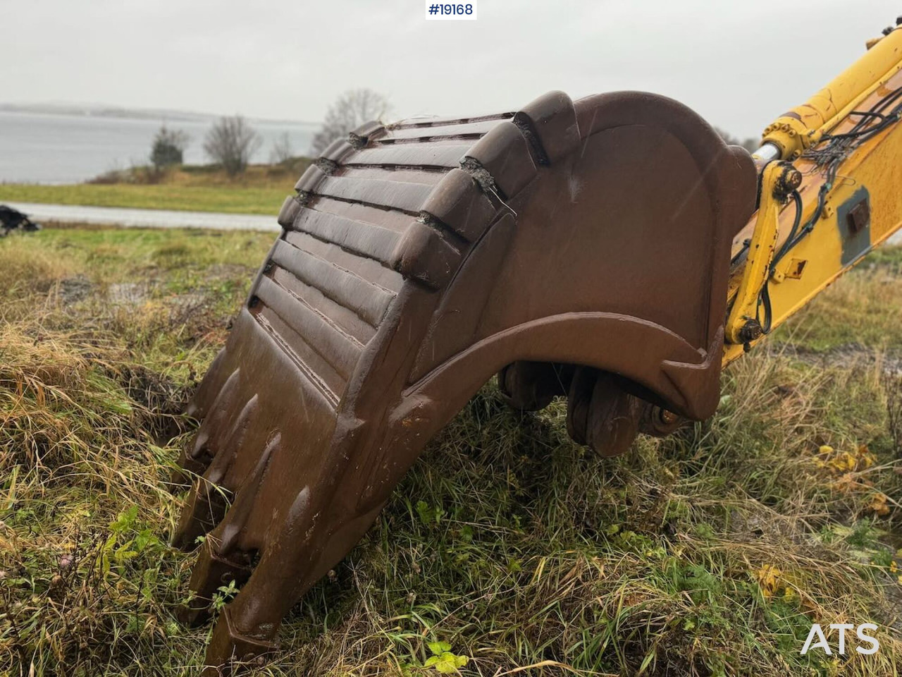 Ekskavator New Holland E385: gambar 28