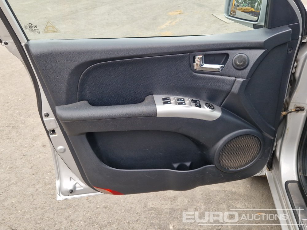 Mobil SUV 2005 Kia Sportage: gambar 26